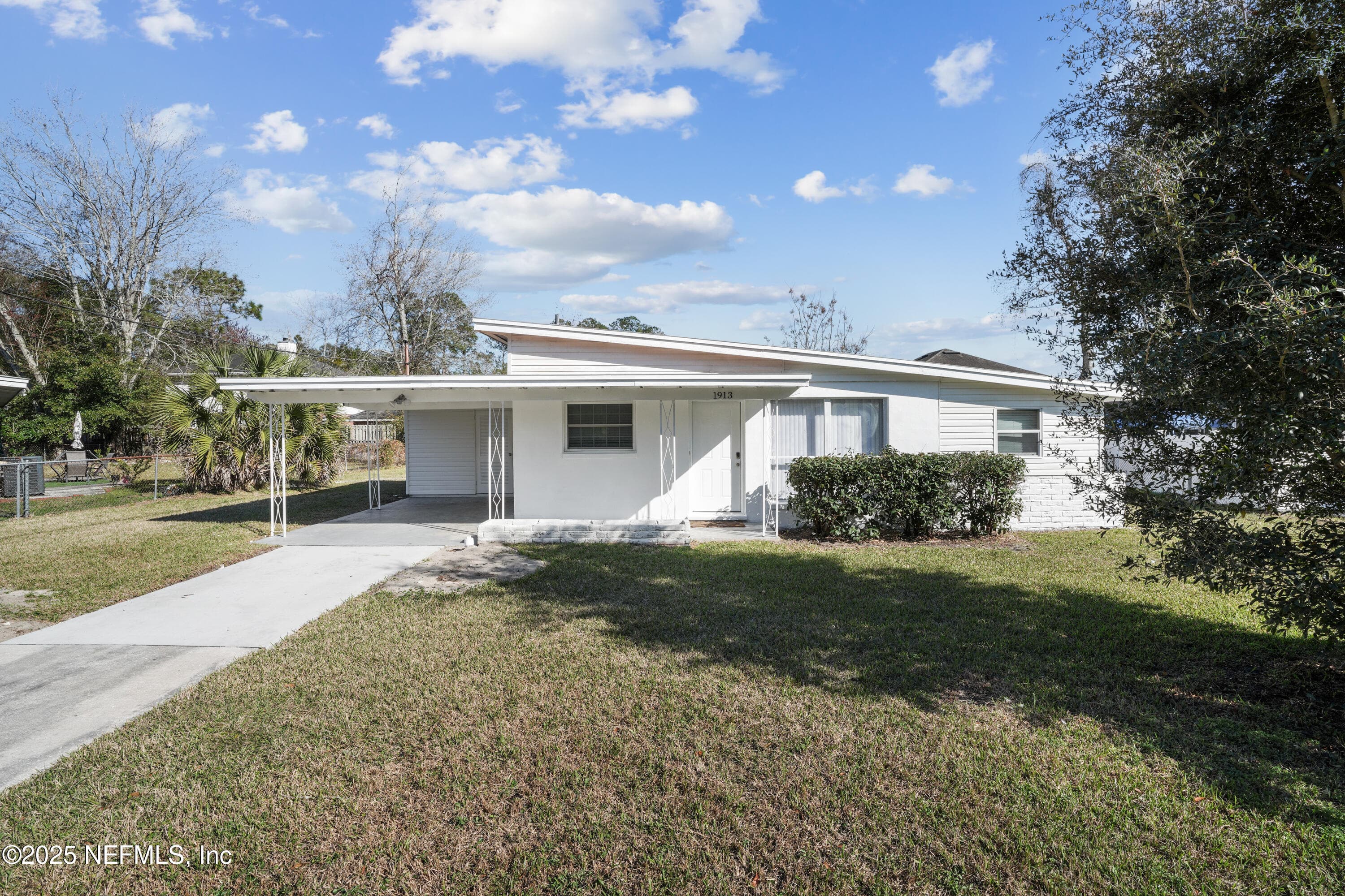 1913 W Delaroche Drive